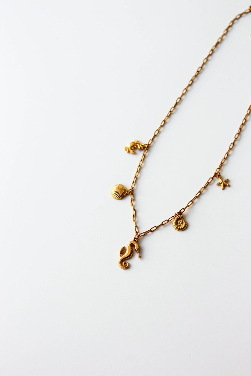 Charm Necklace Minimalista com Elementos Marinhos