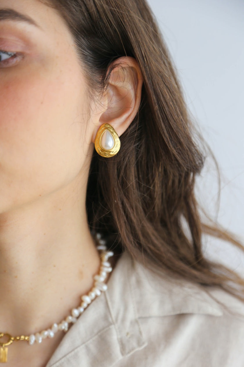 Brincos em Aço de Mola Gota com Pérola