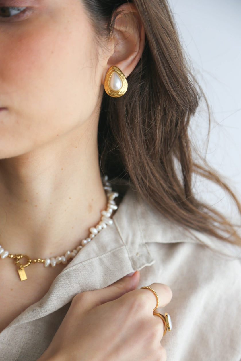 Brincos em Aço de Mola Gota com Pérola