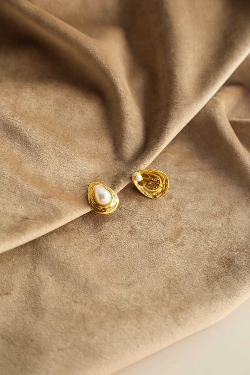 Brincos em Aço de Mola Gota com Pérola