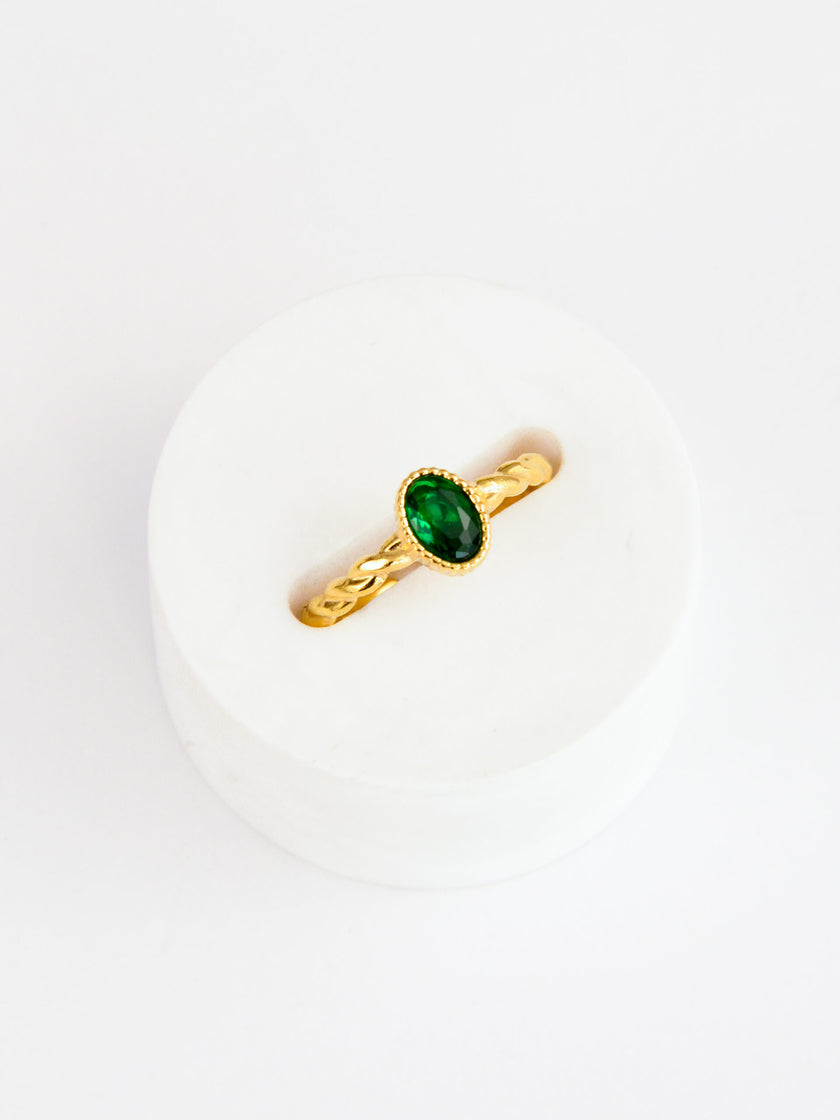 O Anel em Aço Dourado Torcido com Pedra Verde é uma verdadeira joia de presença — elegante, ousado e cheio de charme.