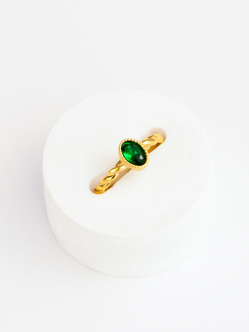 O Anel em Aço Dourado Torcido com Pedra Verde é uma verdadeira joia de presença — elegante, ousado e cheio de charme.