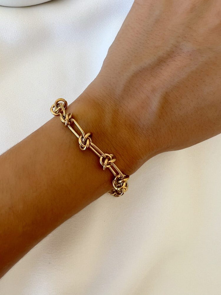 Pulseira em Aço Dourado Contemporâneo com Nós na Malha