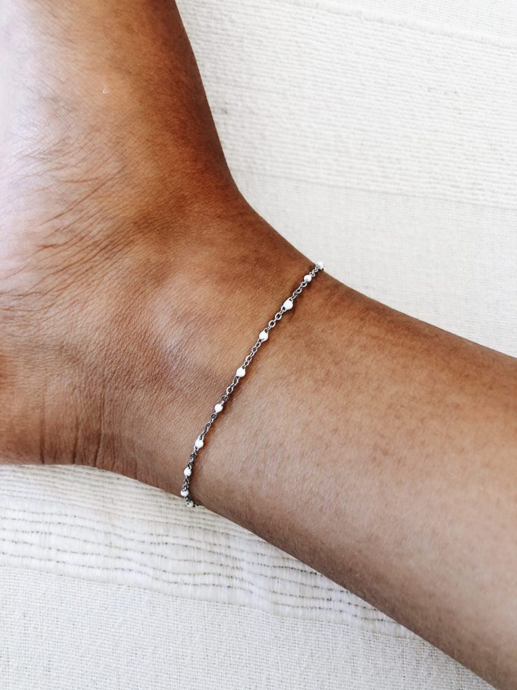 Pulseira em Aço Prateada para o Pé ou Pulso com Bolinhas Brancas