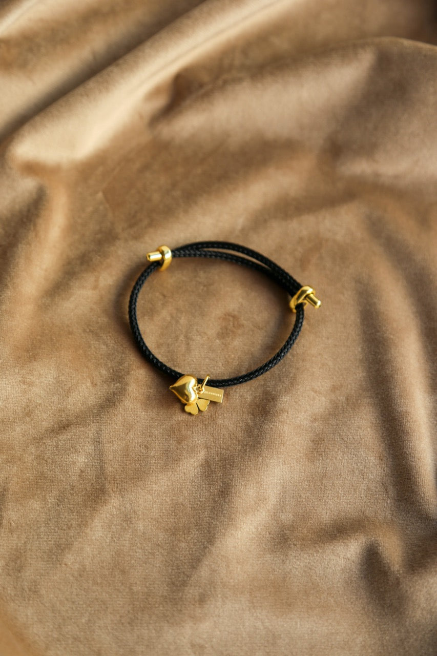 Pulseira Preta com Pendetes Trevo e Coração