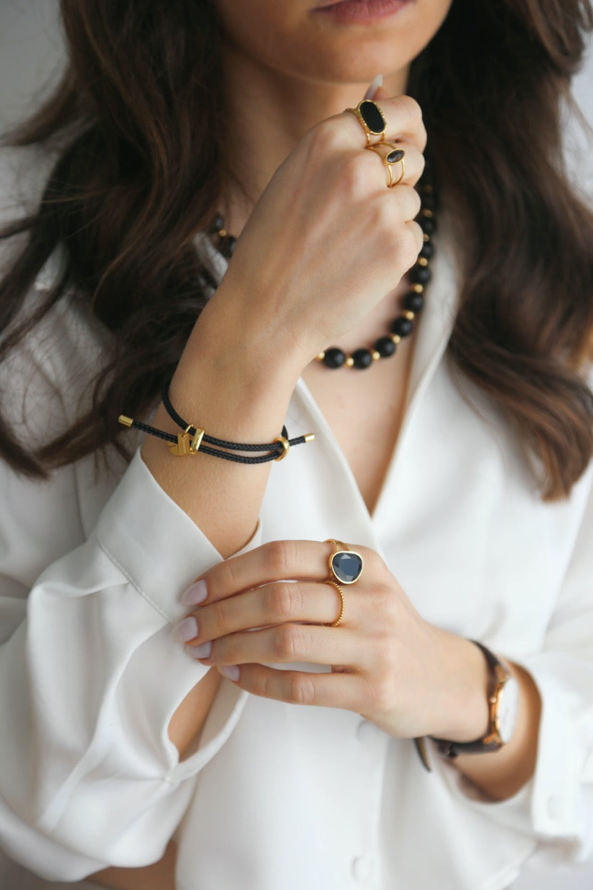 Pulseira Preta com Pendetes Trevo e Coração