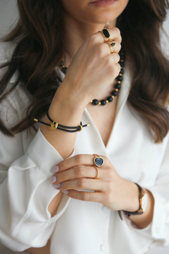 Pulseira Preta com Pendetes Trevo e Coração