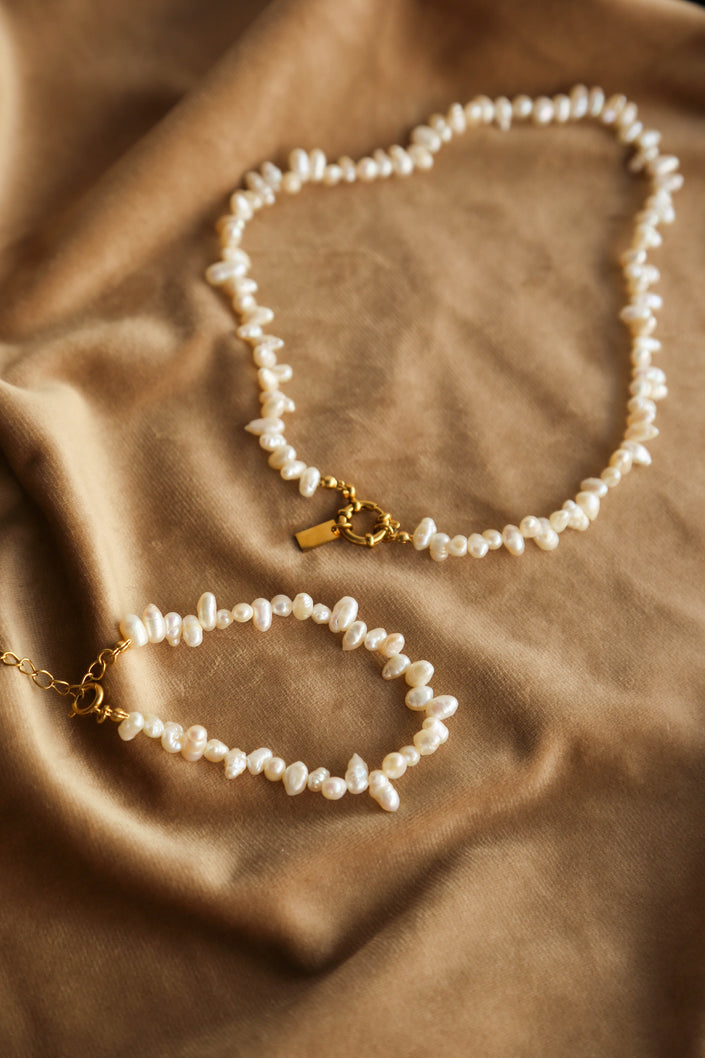 Colar com Pérolas Pequeninas Ovais e Fecho Circular