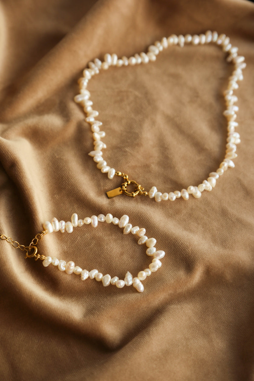 Pulseira com Pérolas Pequeninas Ovais