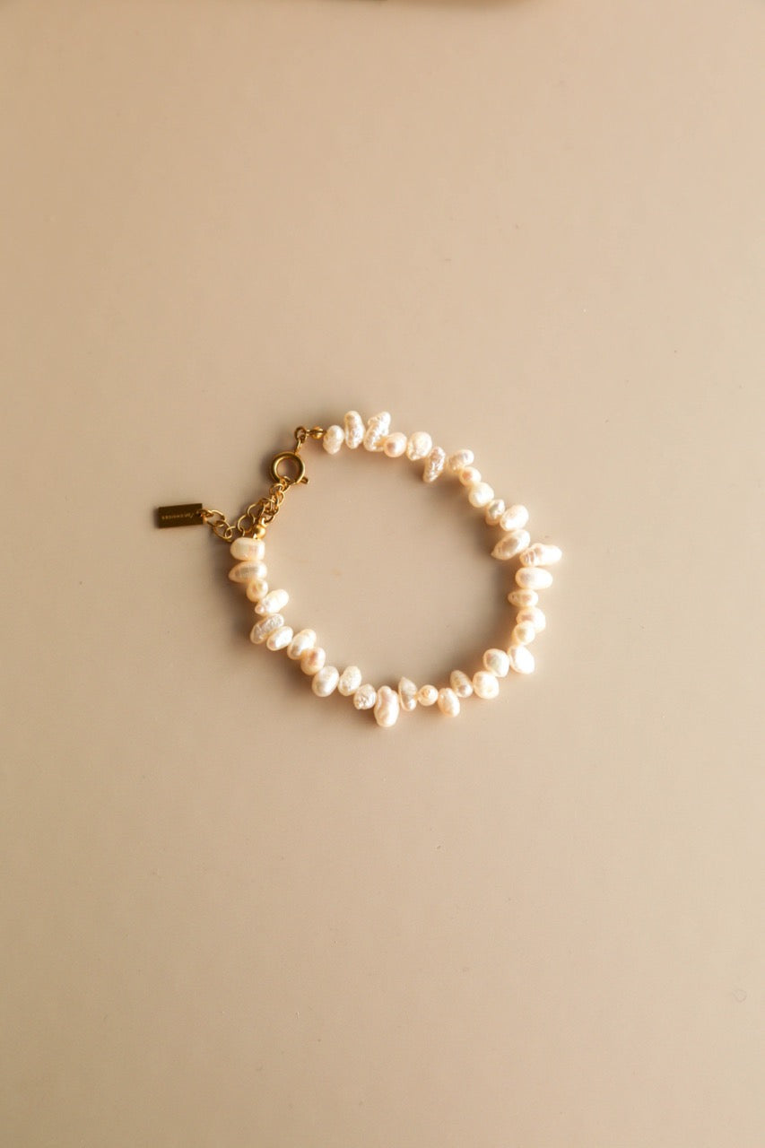 Pulseira com Pérolas Pequeninas Ovais