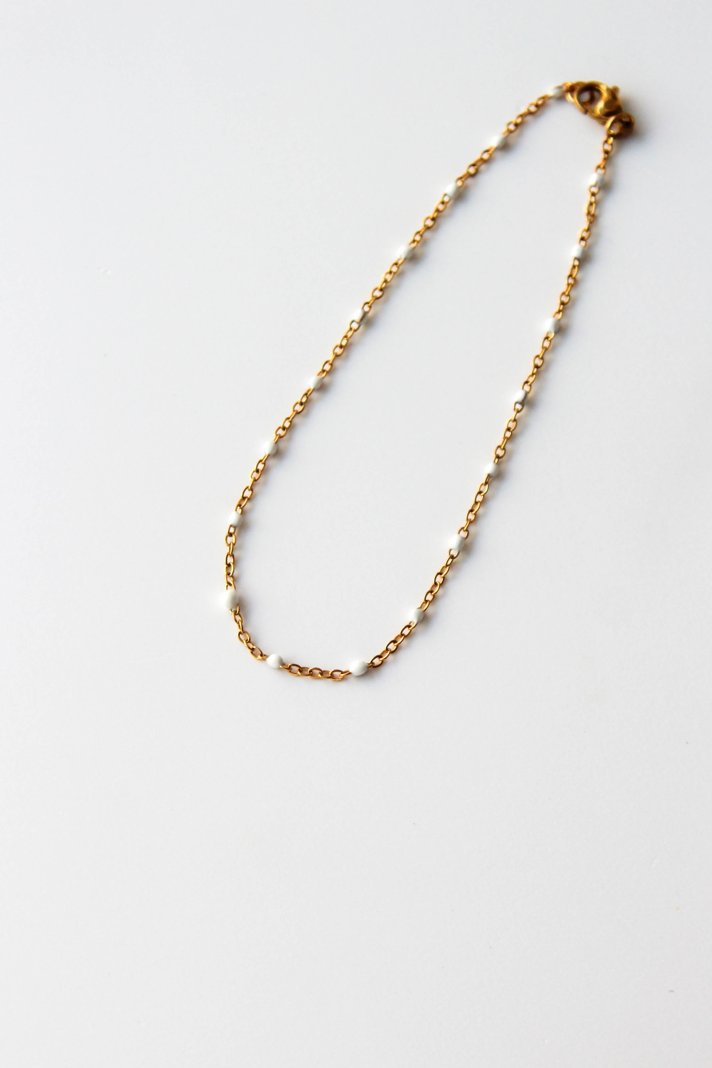 Pulseira de Pé em Aço com Bolinhas Brancas