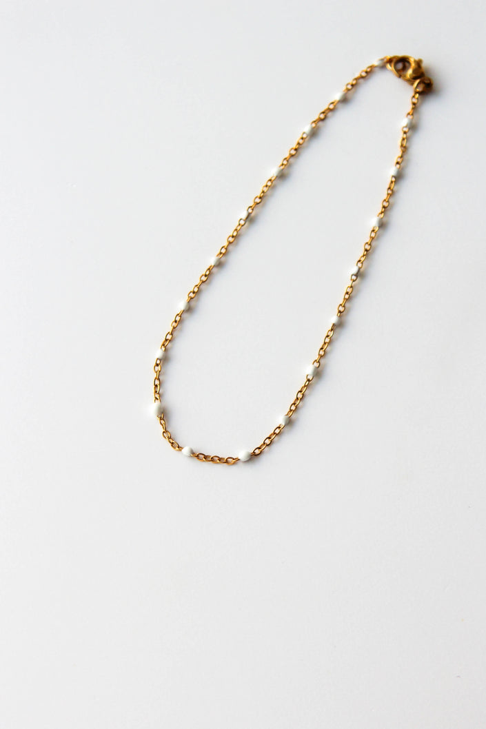 Pulseira de Pé em Aço com Bolinhas Brancas