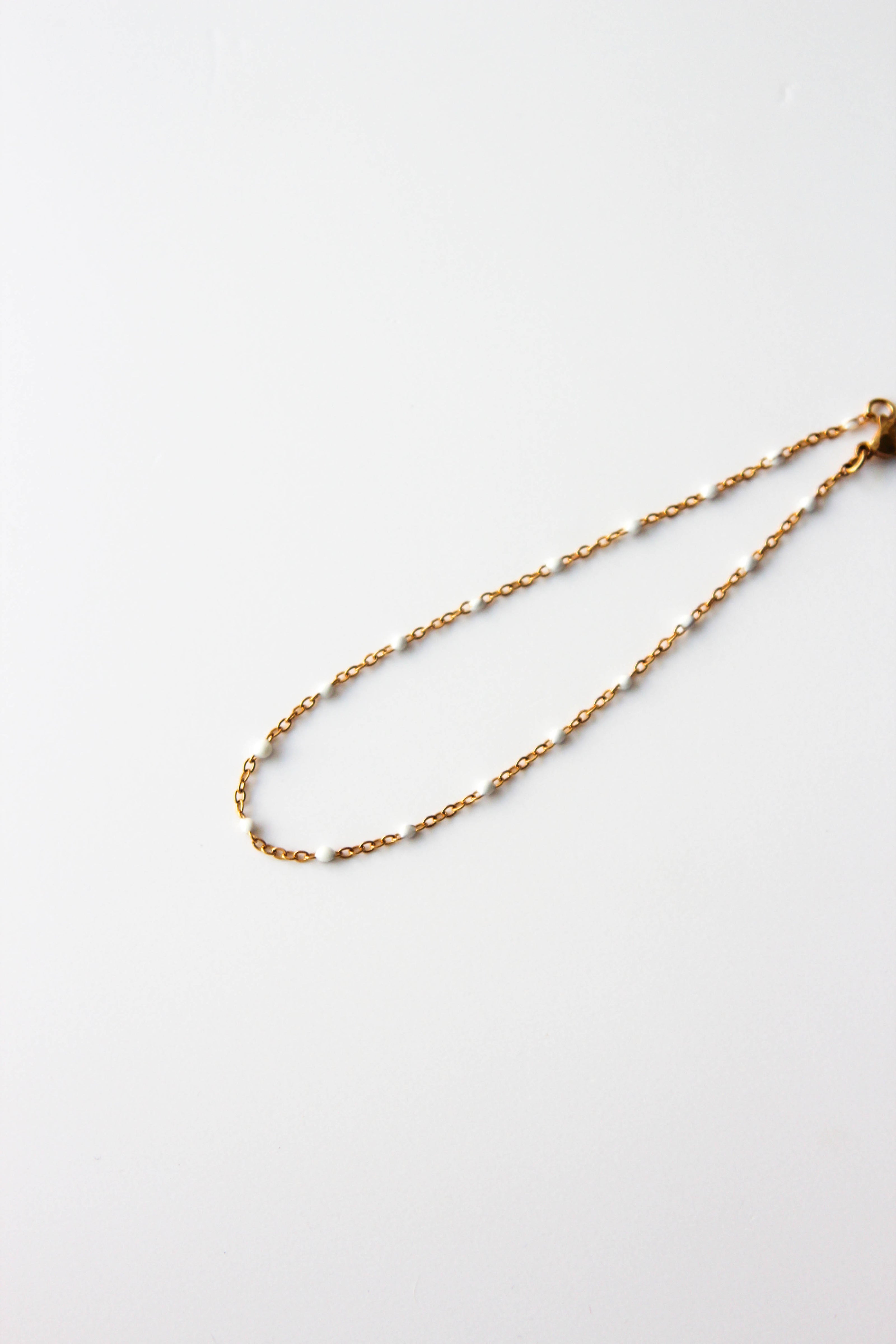 Pulseira de Pé em Aço com Bolinhas Brancas