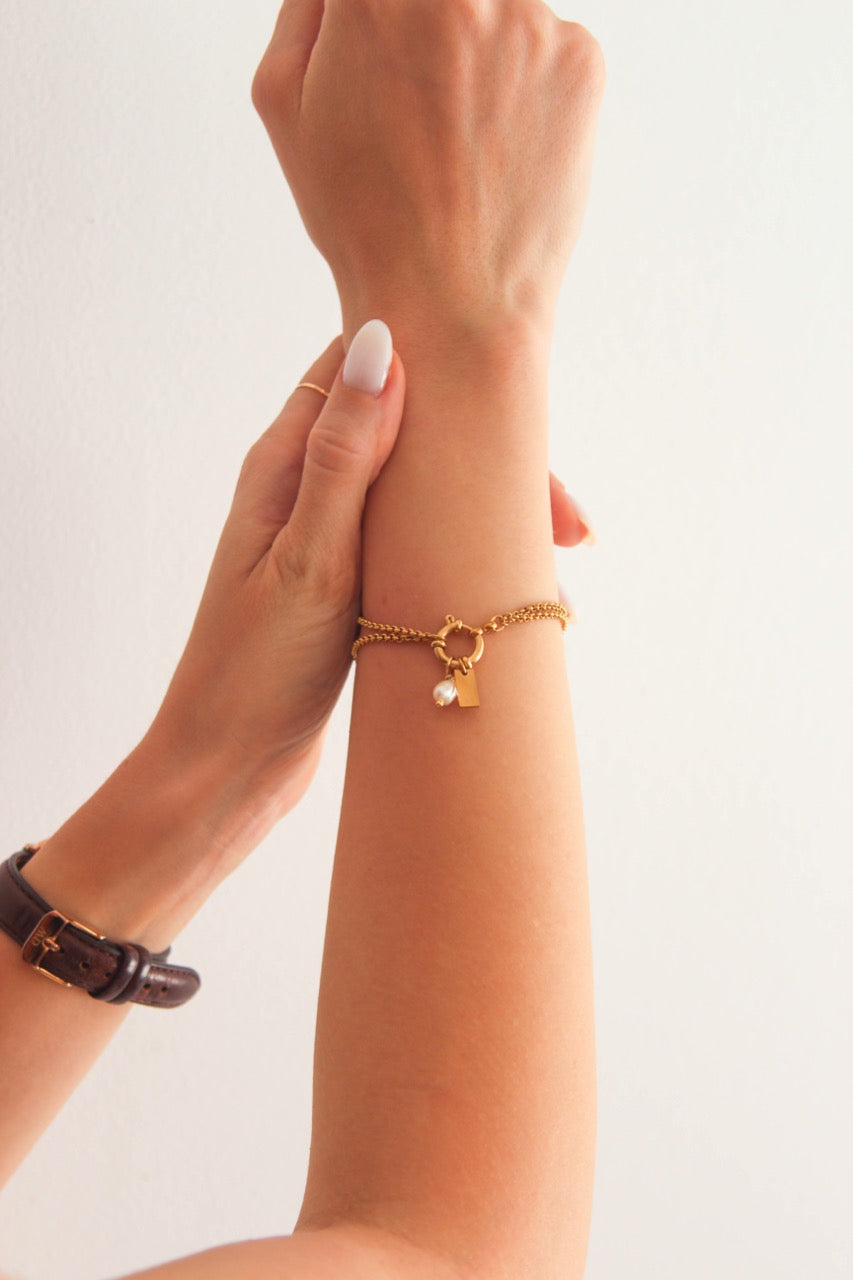 Pulseira em Aço Dourada 2 em 1 com Letra e Pérola Removíveis