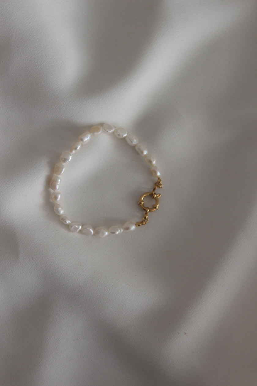 Pulseira em Aço Dourada com Pérolas de Água Doce