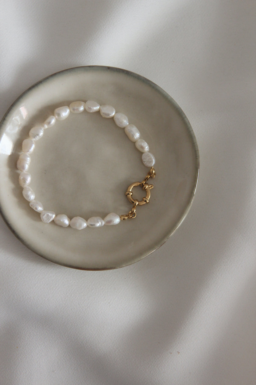 Pulseira em Aço Dourada com Pérolas de Água Doce