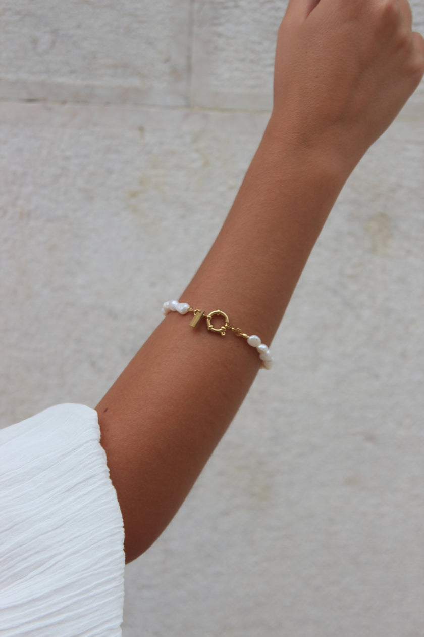 Pulseira em Aço Dourada com Pérolas de Água Doce