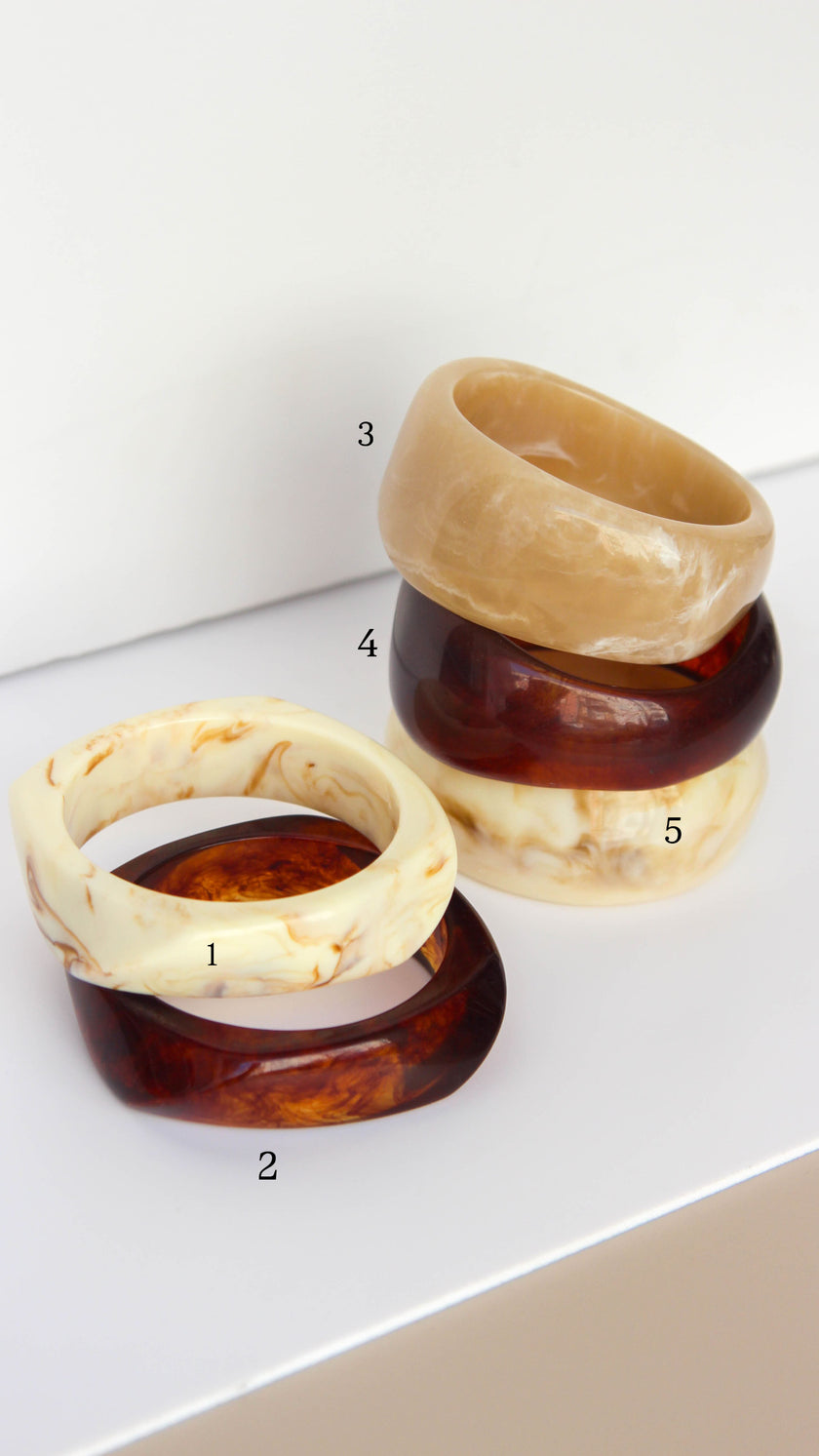 Pulseiras de Resina em Tons Neutros