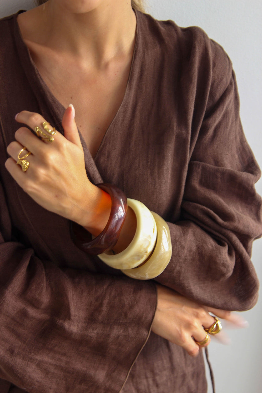 Pulseiras de Resina em Tons Neutros