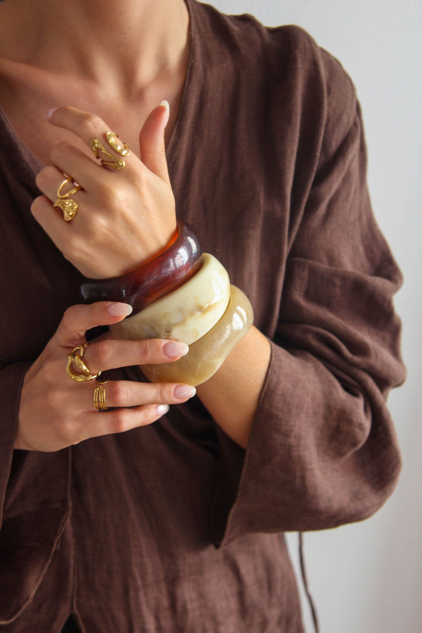 Pulseiras de Resina em Tons Neutros