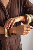 Pulseiras de Resina em Tons Neutros
