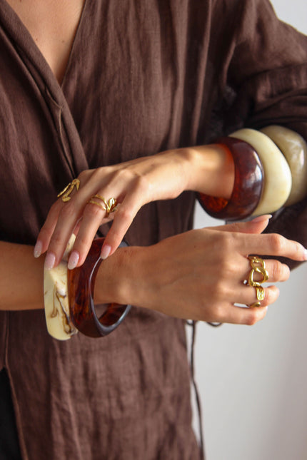 Pulseiras de Resina em Tons Neutros