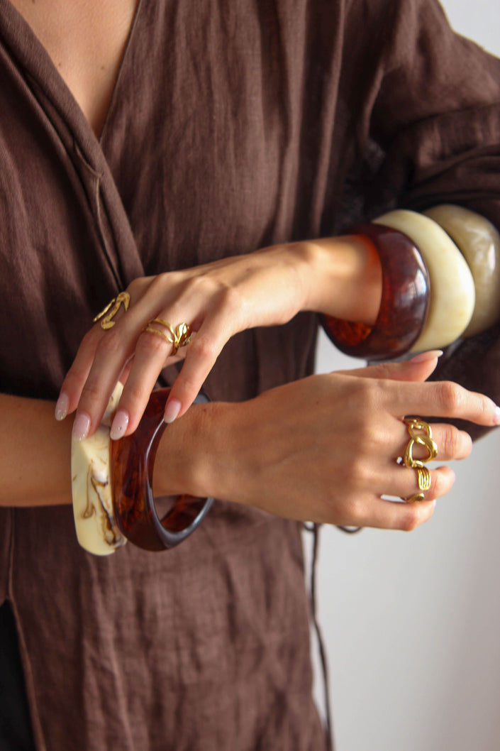 Pulseiras de Resina em Tons Neutros