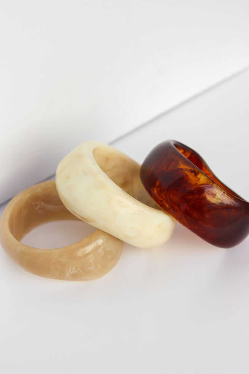 Pulseiras de Resina em Tons Neutros