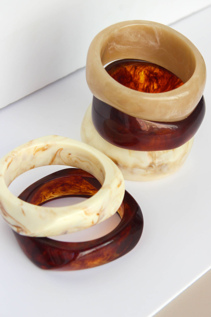 Pulseiras de Resina em Tons Neutros