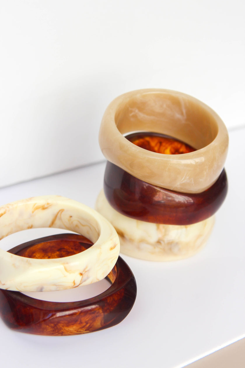 Pulseiras de Resina em Tons Neutros