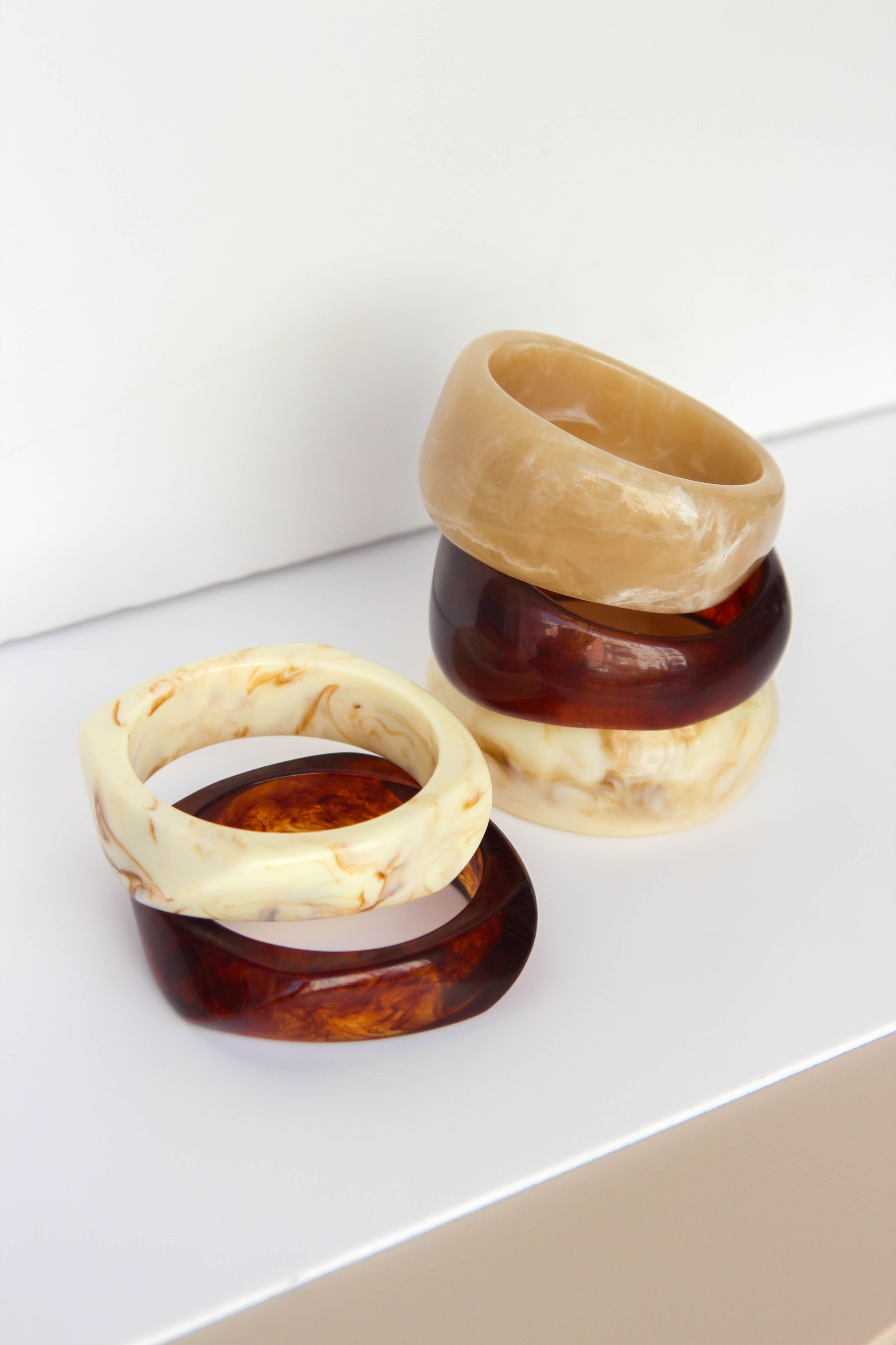 Pulseiras de Resina em Tons Neutros