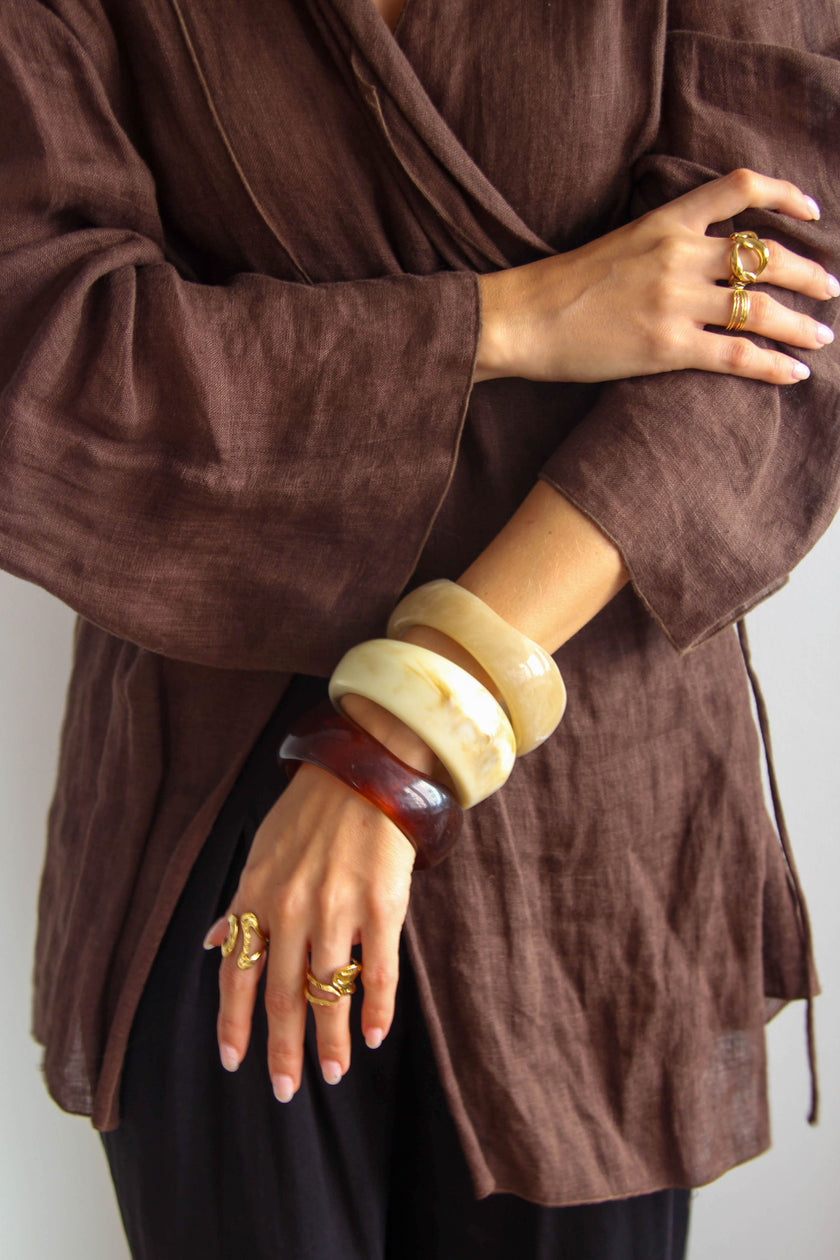 Pulseiras de Resina em Tons Neutros