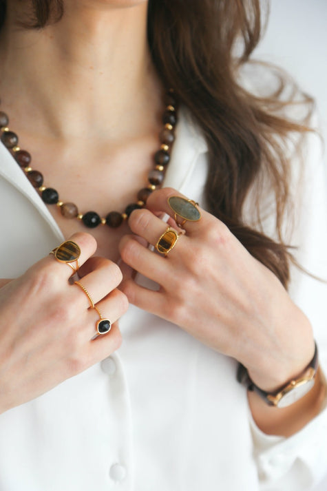 Anel em Aço Dourado Ajustável Oval Grande com Pedra Labradorite ou Olho de Tigre