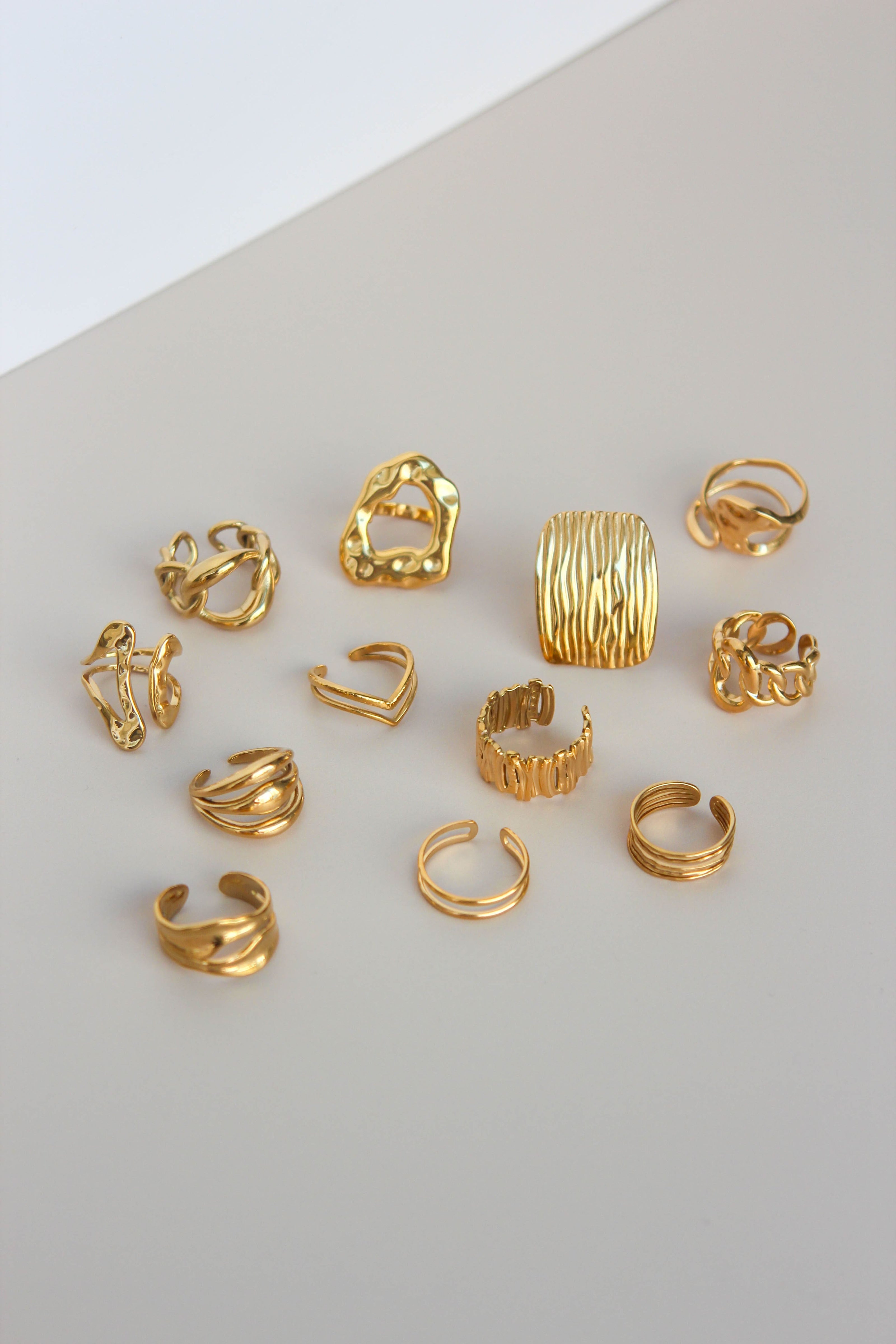 Anel em Aço Dourado ou Prateado com Duplo V