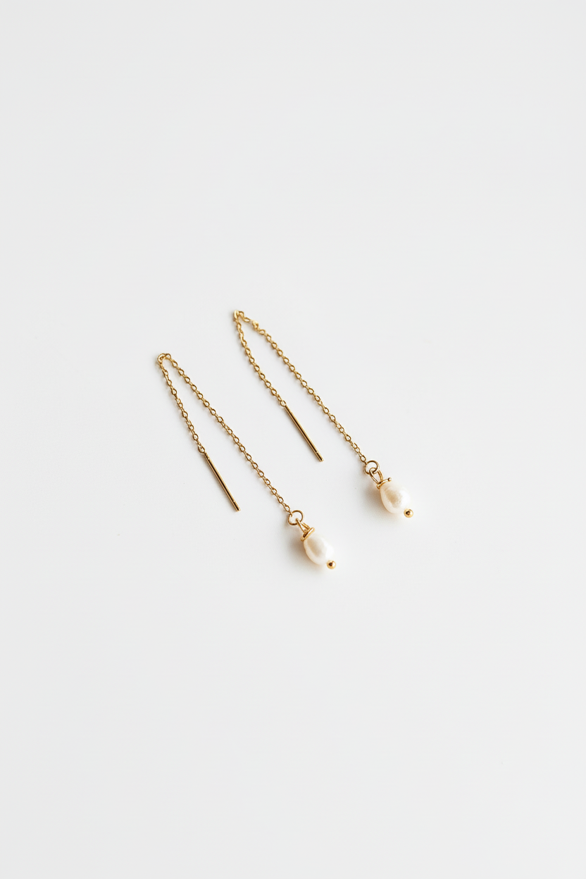 Brincos de pérola em fundo branco