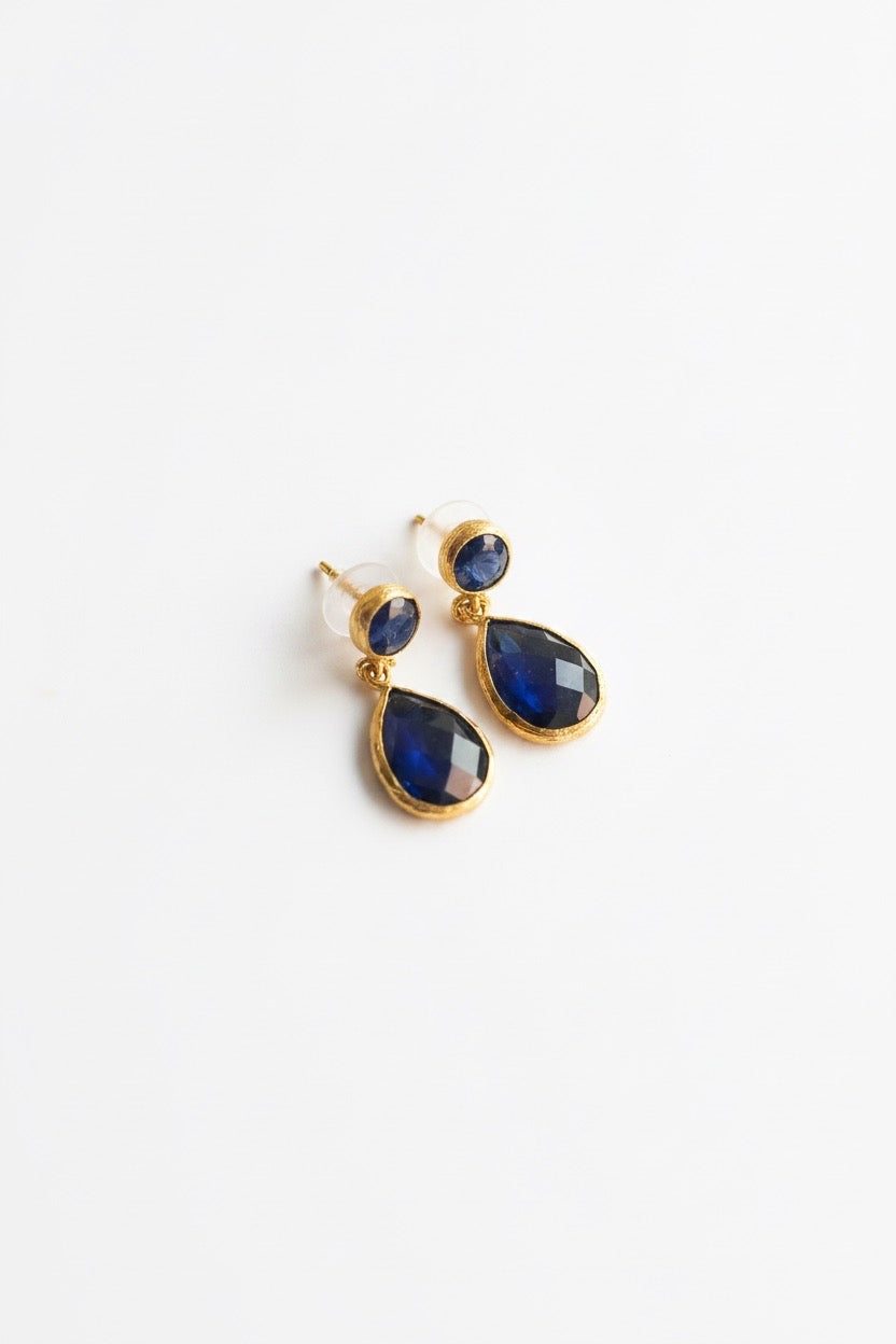 Brincos em Latão com Pendente Gota de Pedra Azul Escura