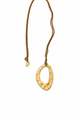 Colar em Aço Dourado Comprido com Medalha Oval Texturizada
