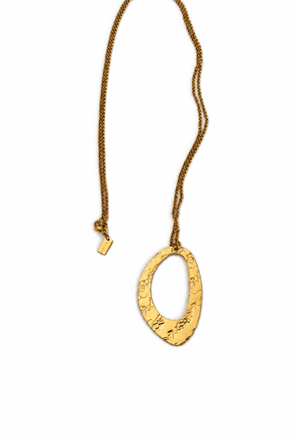 Colar em Aço Dourado Comprido com Medalha Oval Texturizada
