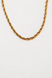 Colar dourado com fundo claro