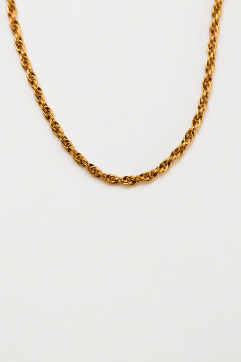 Colar dourado com fundo claro
