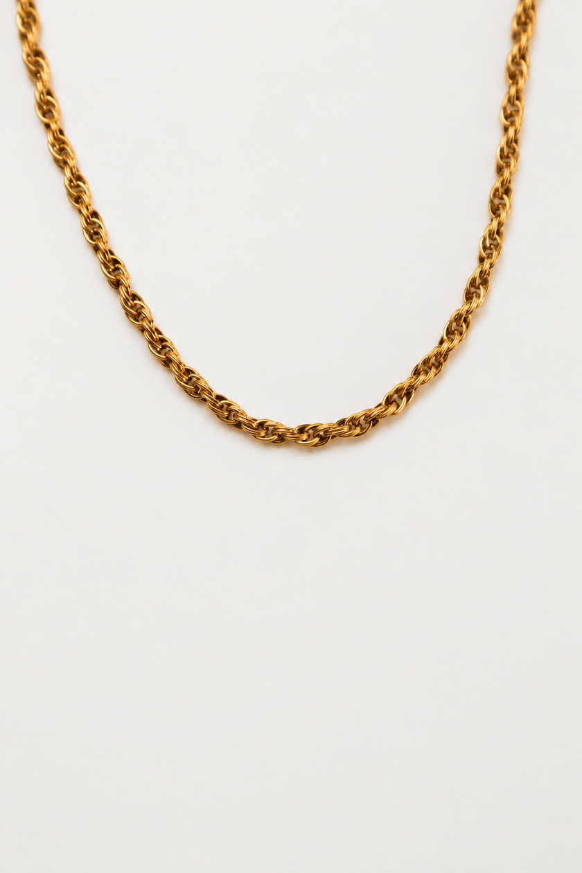 Colar dourado com fundo claro