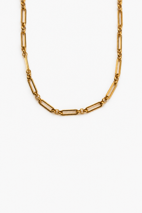 Colar dourado com fundo mais branco