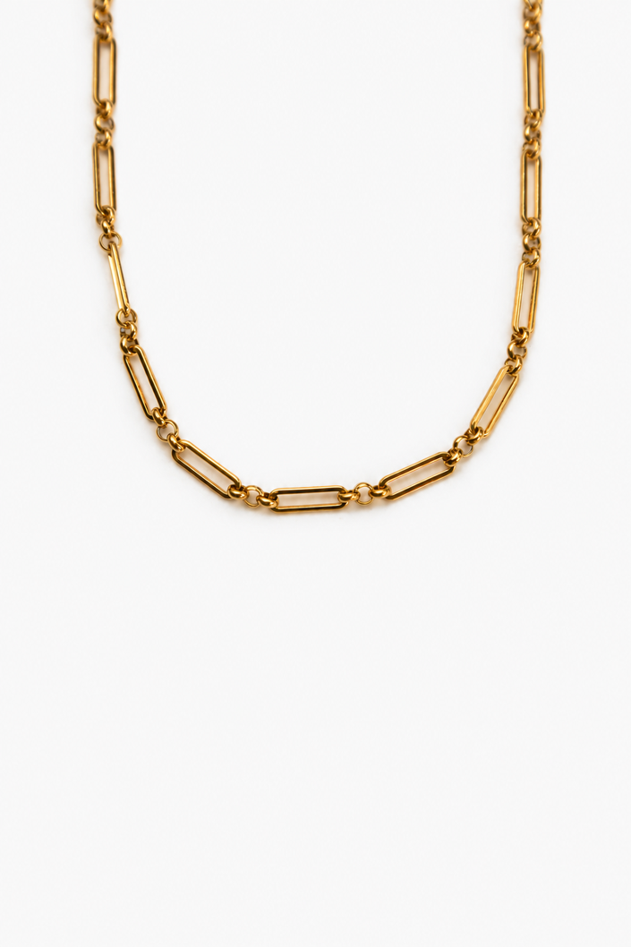 Colar dourado com fundo mais branco