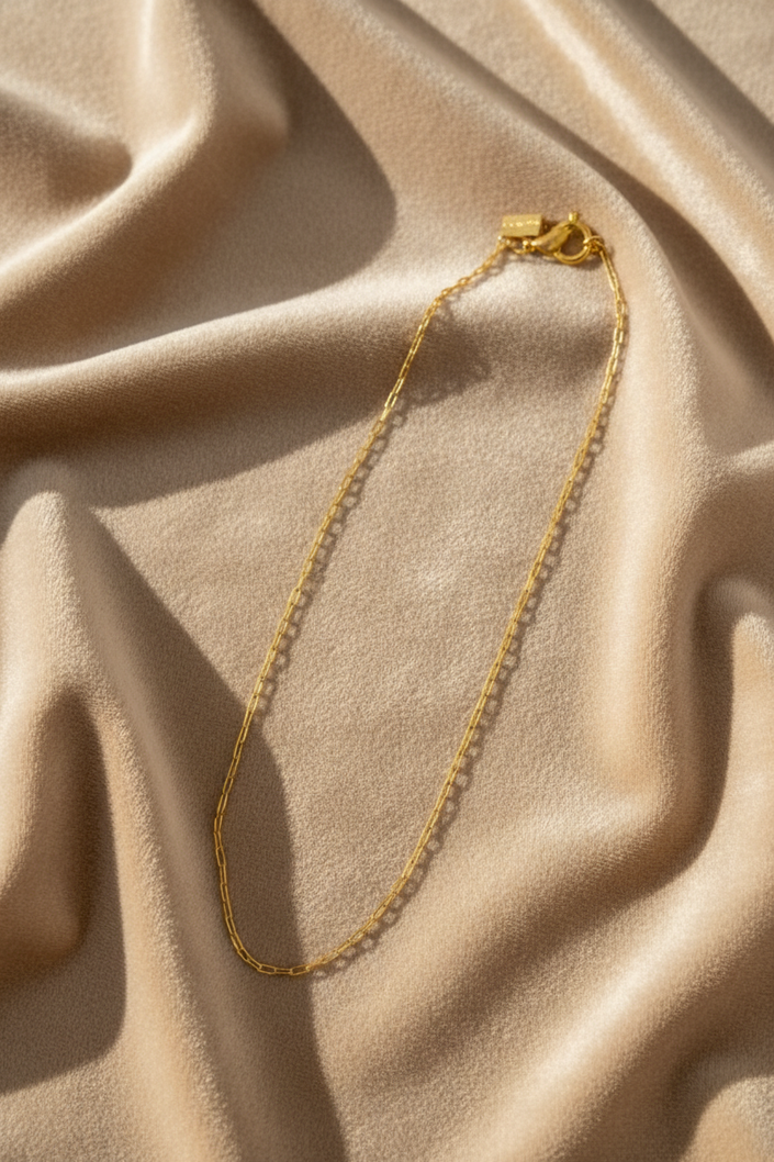 Colar dourado curto malha rectangular - veludo bege