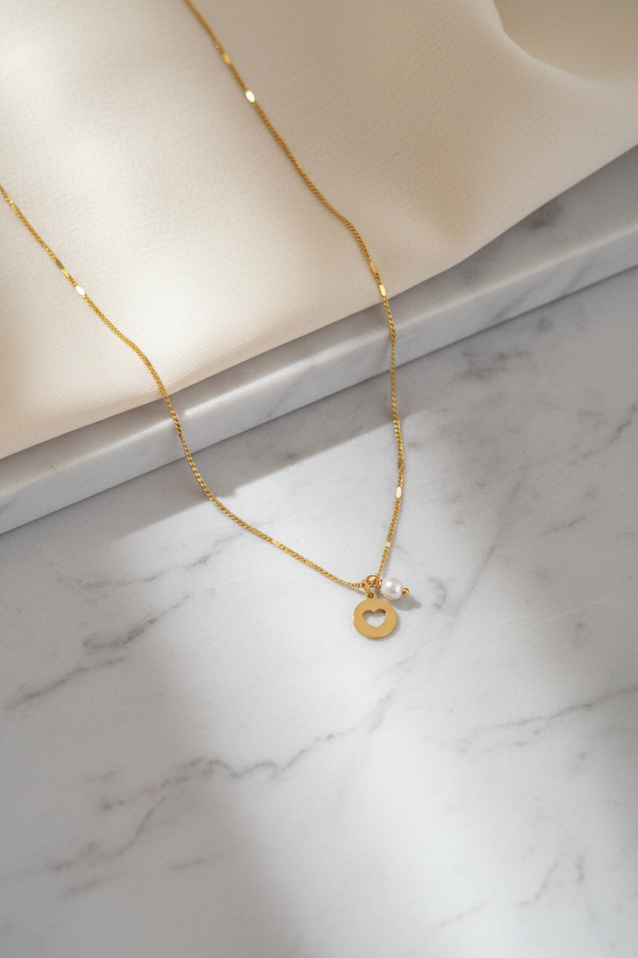 Colar dourado malha achatada com coração e pérola - lifestyle