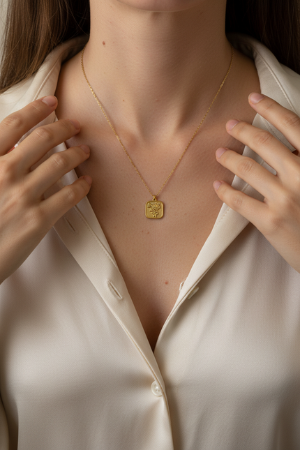 Colar medalha flor - camisa acetinada creme