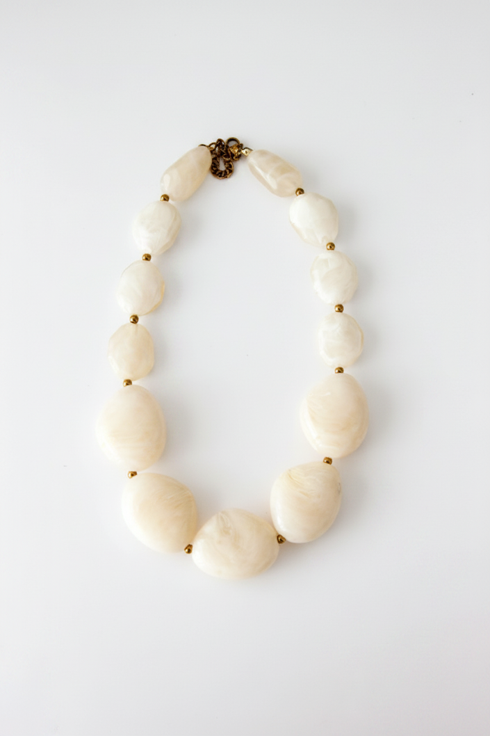 Colar Resina Creme Centrado
