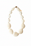 Colar Resina Creme Fundo Branco