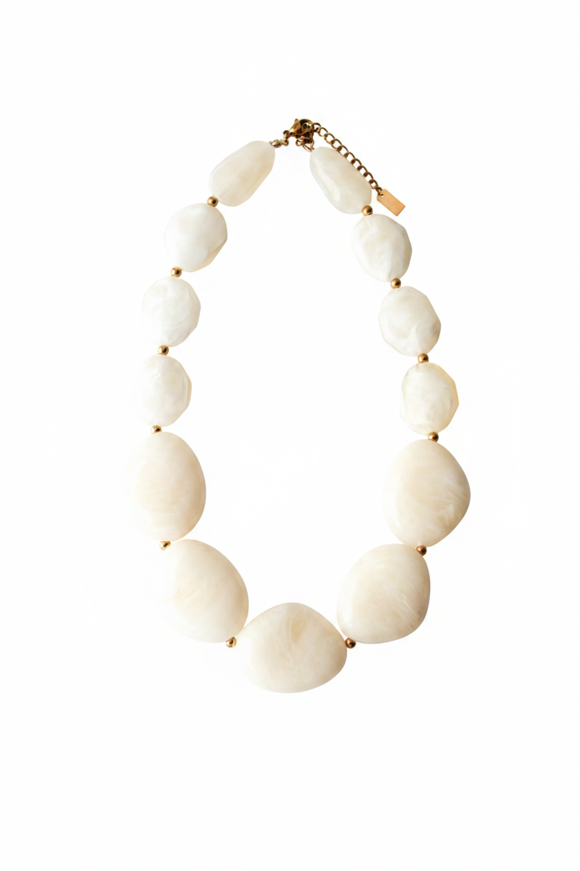 Colar Resina Creme Fundo Branco