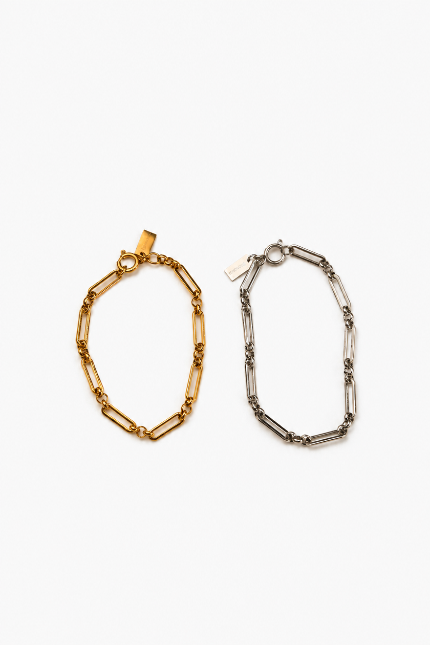 Duas pulseiras com fundo claro